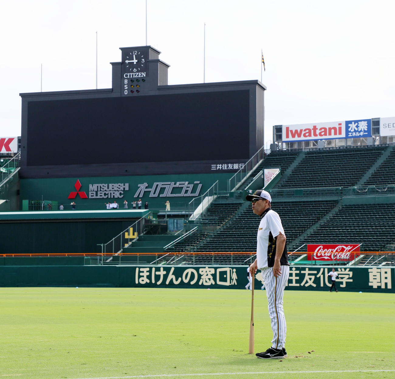 グラウンドを確認しながらナインの練習を見守る岡田監督（撮影・加藤哉）