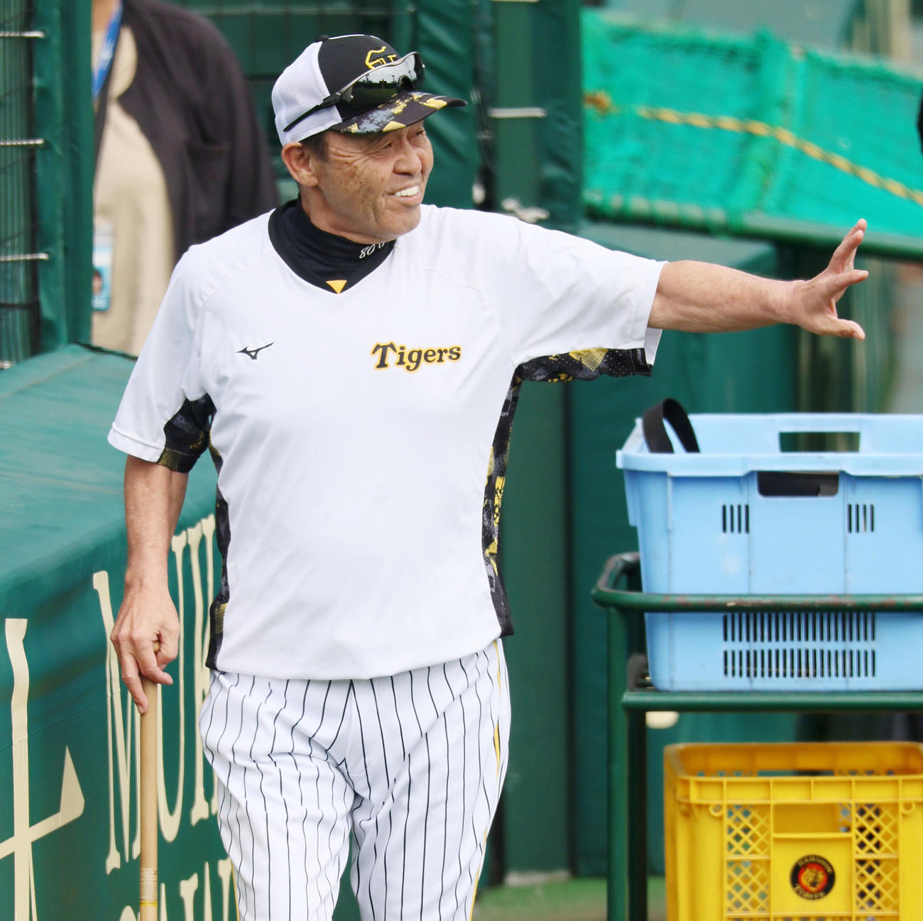 グラウンドで笑顔を見せる岡田監督（撮影・加藤哉）