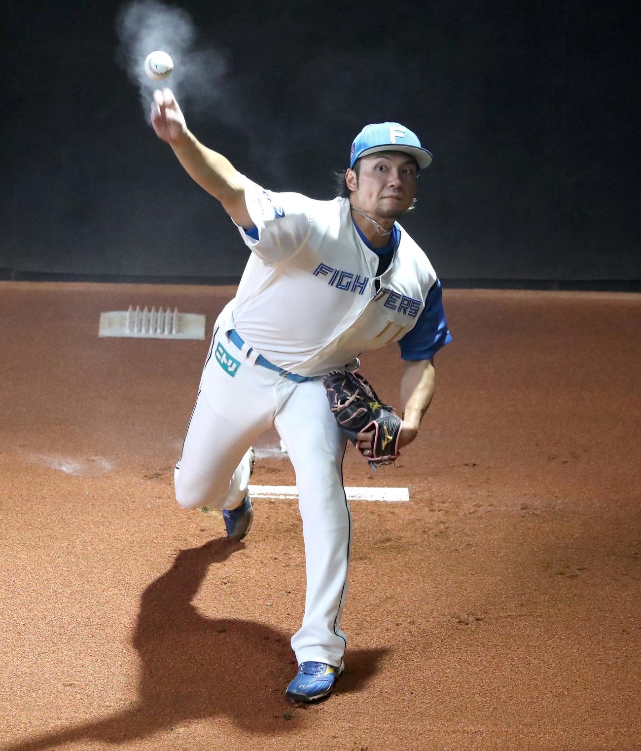 日本ハム対楽天　ブルペンで投球する伊藤（撮影・黒川智章）