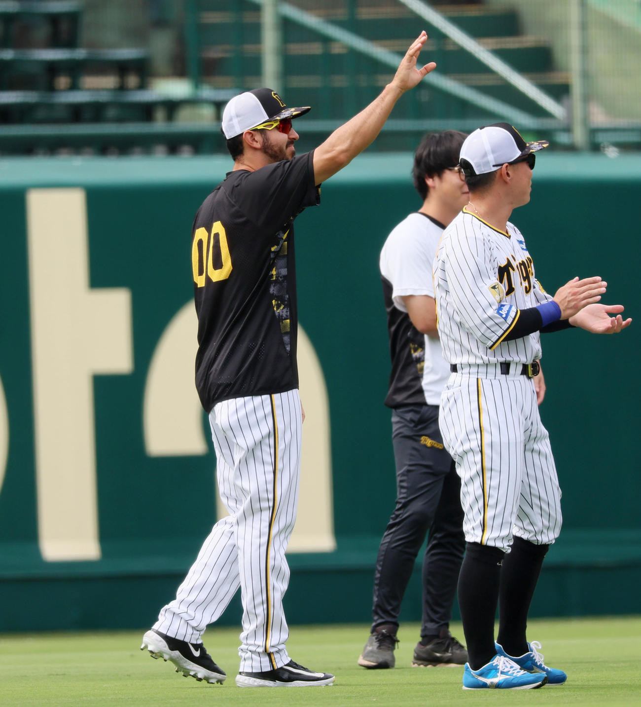 誕生日のゲラはナインの祝福に手を挙げて応える（撮影・加藤哉）