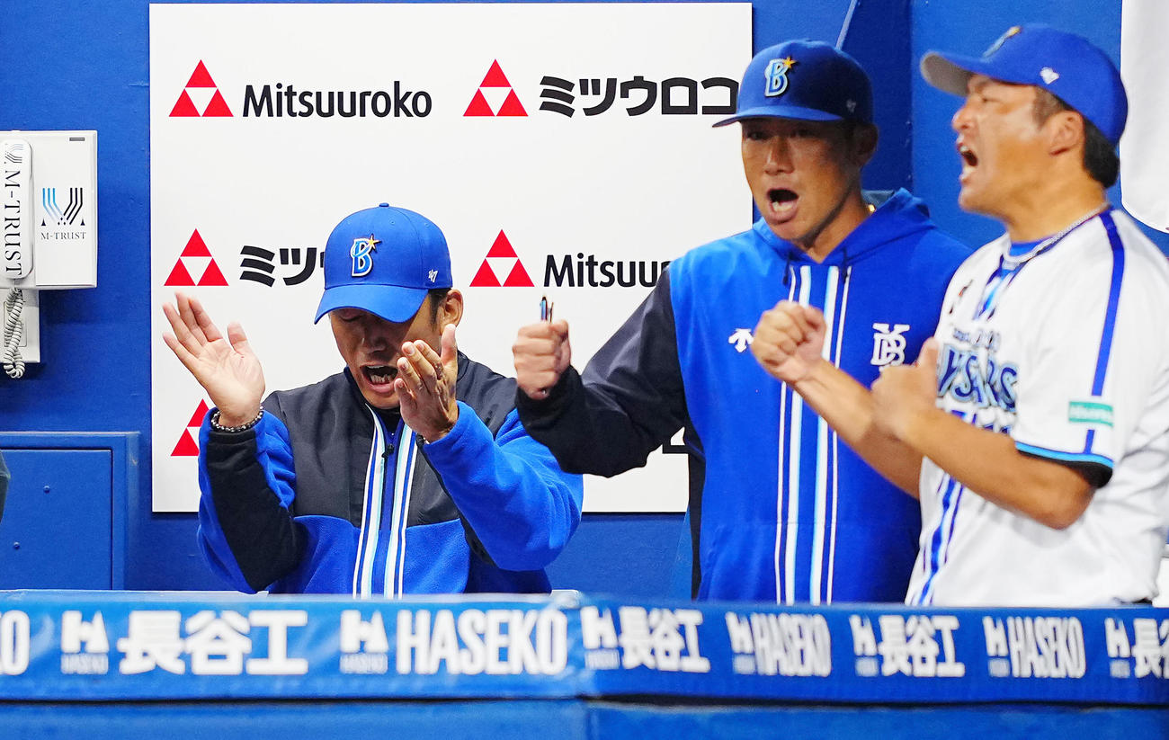 DeNA対巨人　巨人に勝利の瞬間力強く手をたたくDeNA三浦監督（左）（撮影・垰建太）