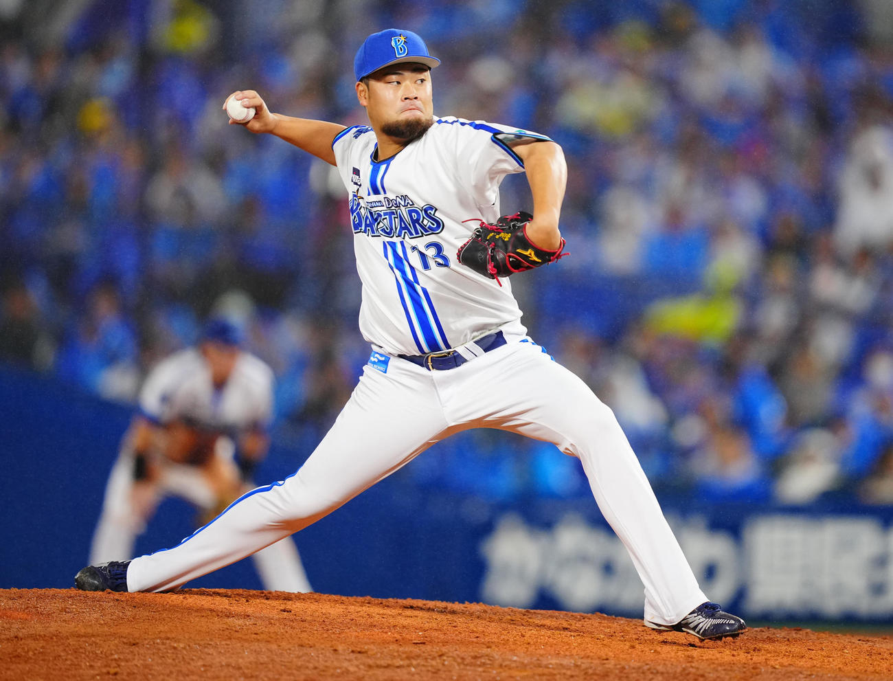 DeNA対巨人　7回表、DeNA2番手で登板し力投する伊勢（撮影・垰建太）