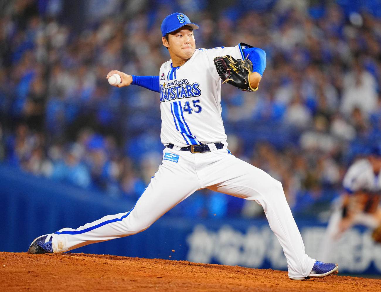 DeNA対巨人　9回表、DeNA4番手で登板し力投する森原（撮影・垰建太）