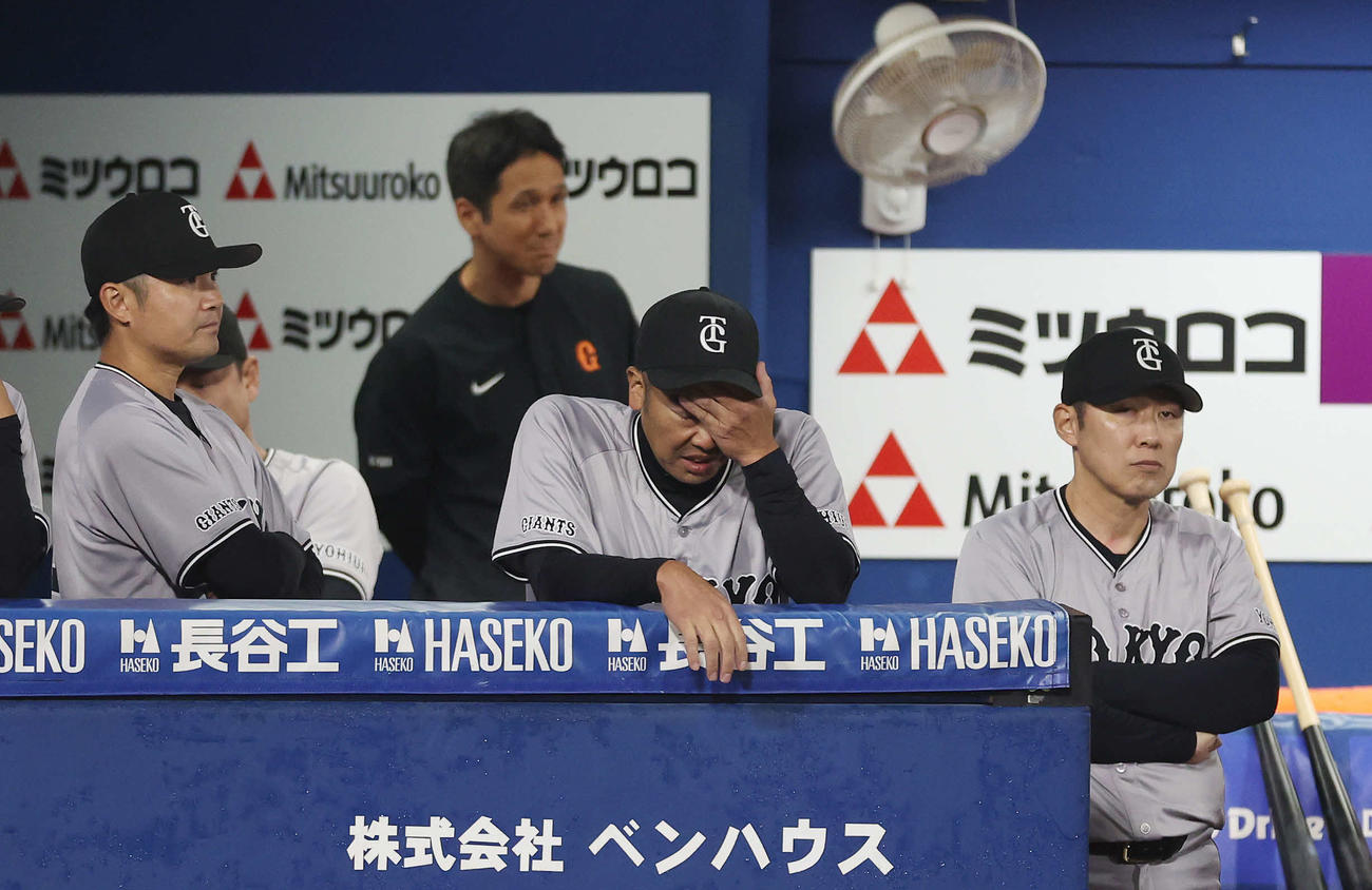 DeNA対巨人　ベンチで頭を抱える巨人阿部監督（中央）（撮影・宮地輝）