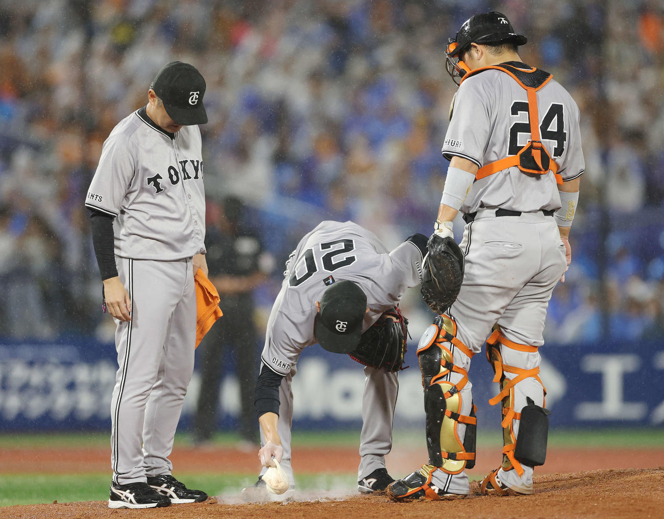 DeNA対巨人　マウンドにいらだちを表す戸郷（中央）（撮影・宮地輝）