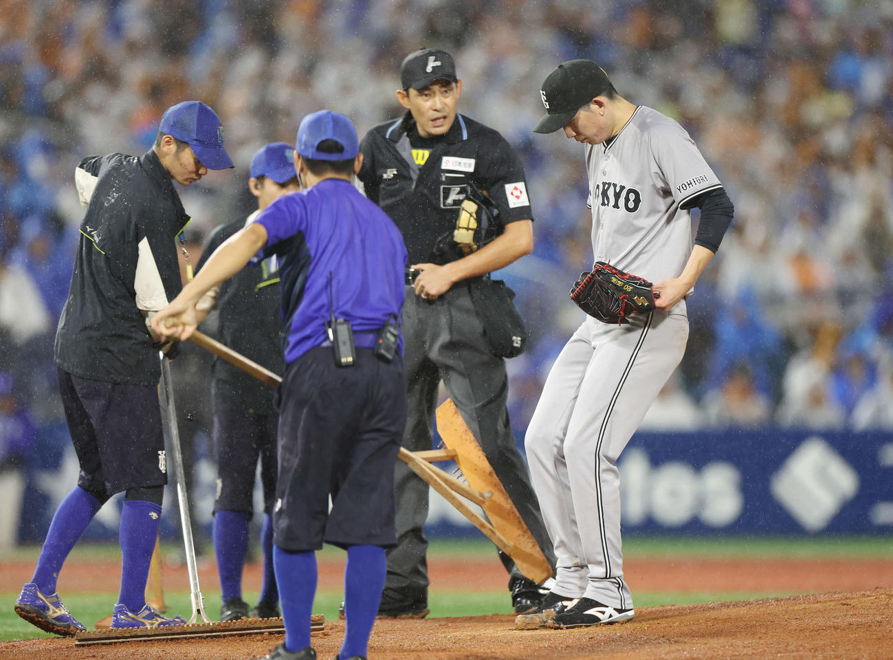 DeNA対巨人　マウンドを整えてもらう巨人戸郷（撮影・宮地輝）