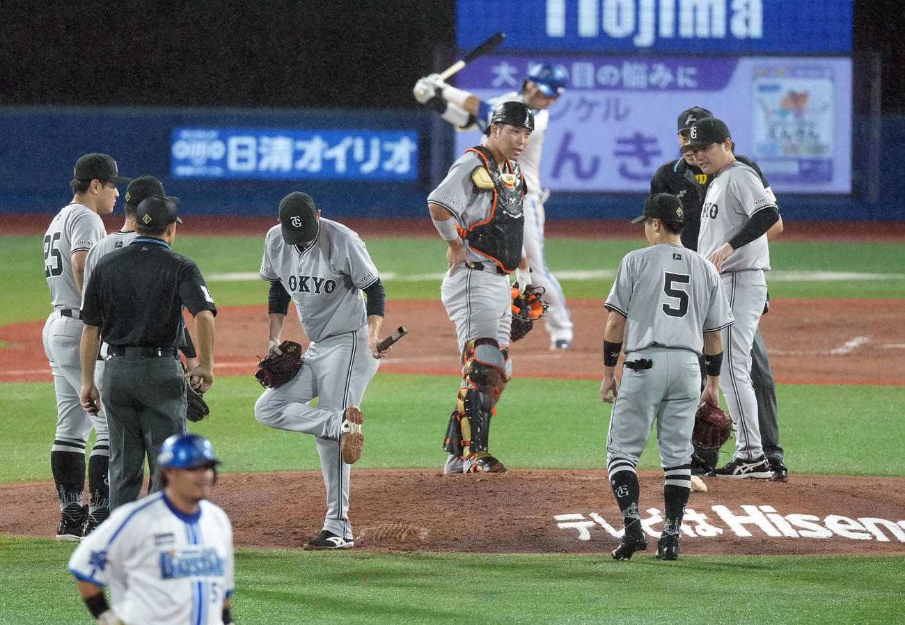 DeNA対巨人　2回裏DeNA無死満塁、スパイクの裏に付いた土を気にする巨人の先発戸郷（撮影・たえ見朱実）