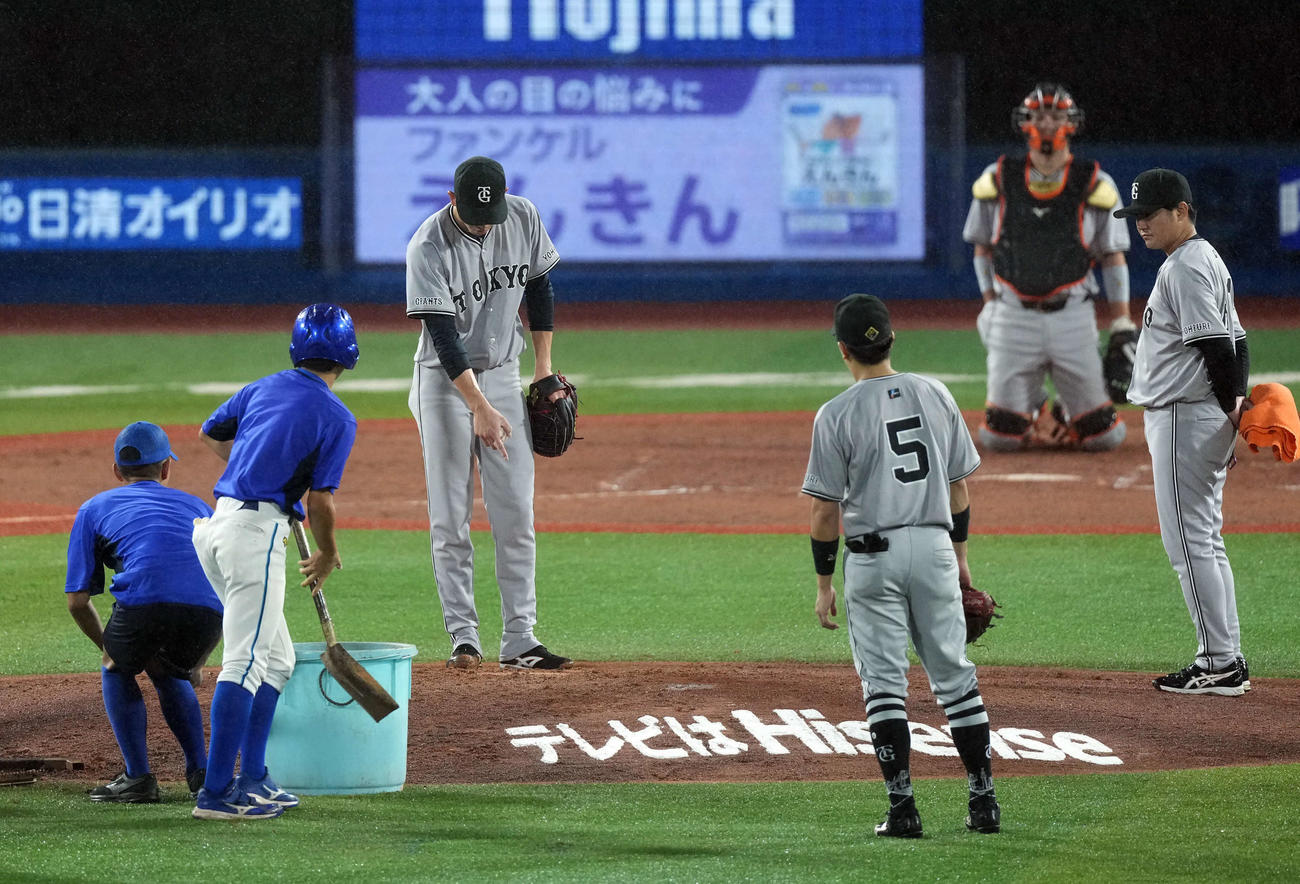 DeNA対巨人　2回裏DeNA無死満塁、マウンドを整備してもらう巨人の先発戸郷（撮影・たえ見朱実）