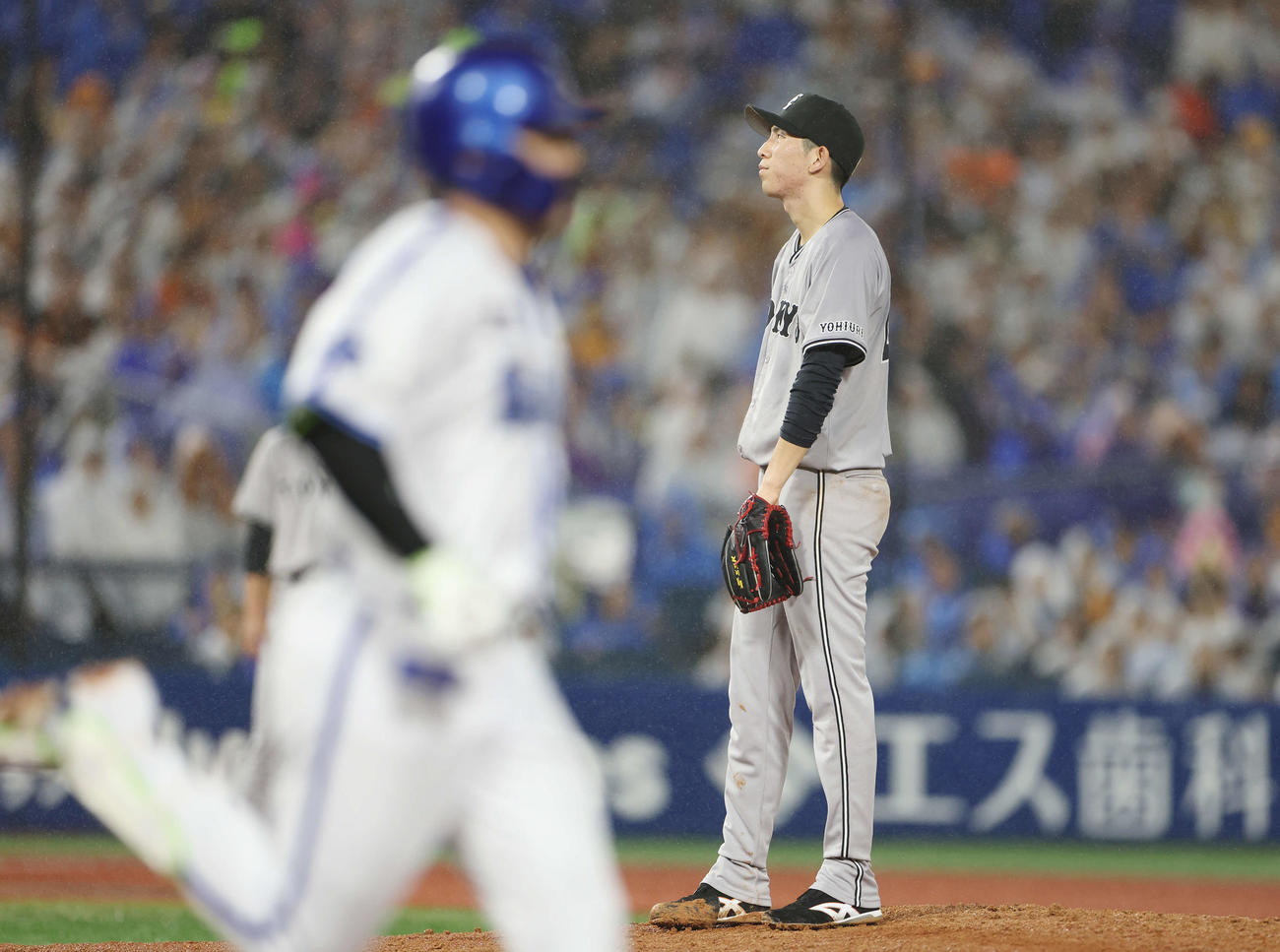 DeNA対巨人　3回裏DeNA1死三塁、佐野（手前）の二ゴロで梶原の生還を許す戸郷（撮影・宮地輝）