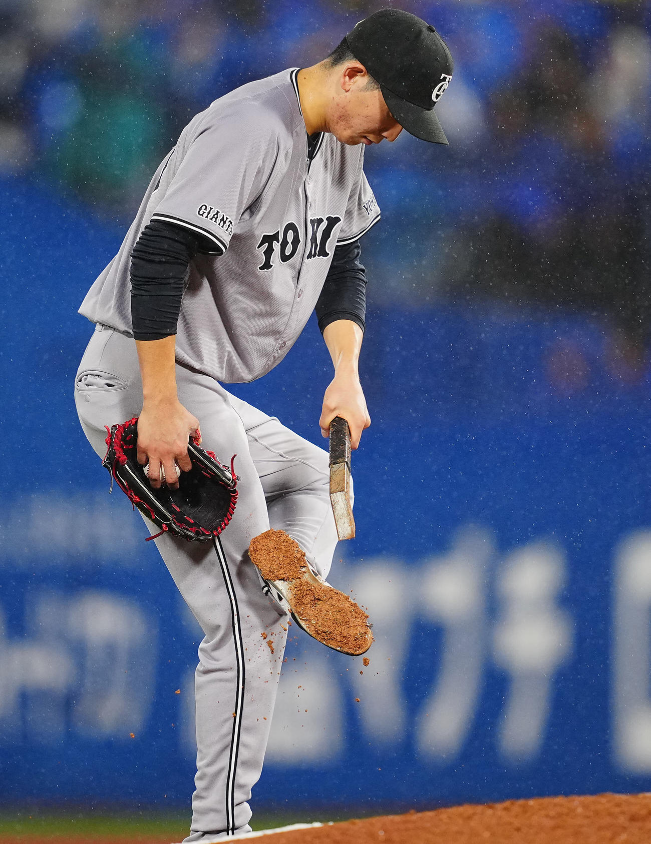 DeNA対巨人　2回裏DeNA無死満塁、投球間にスパイクの泥を落とす戸郷（撮影・垰建太）