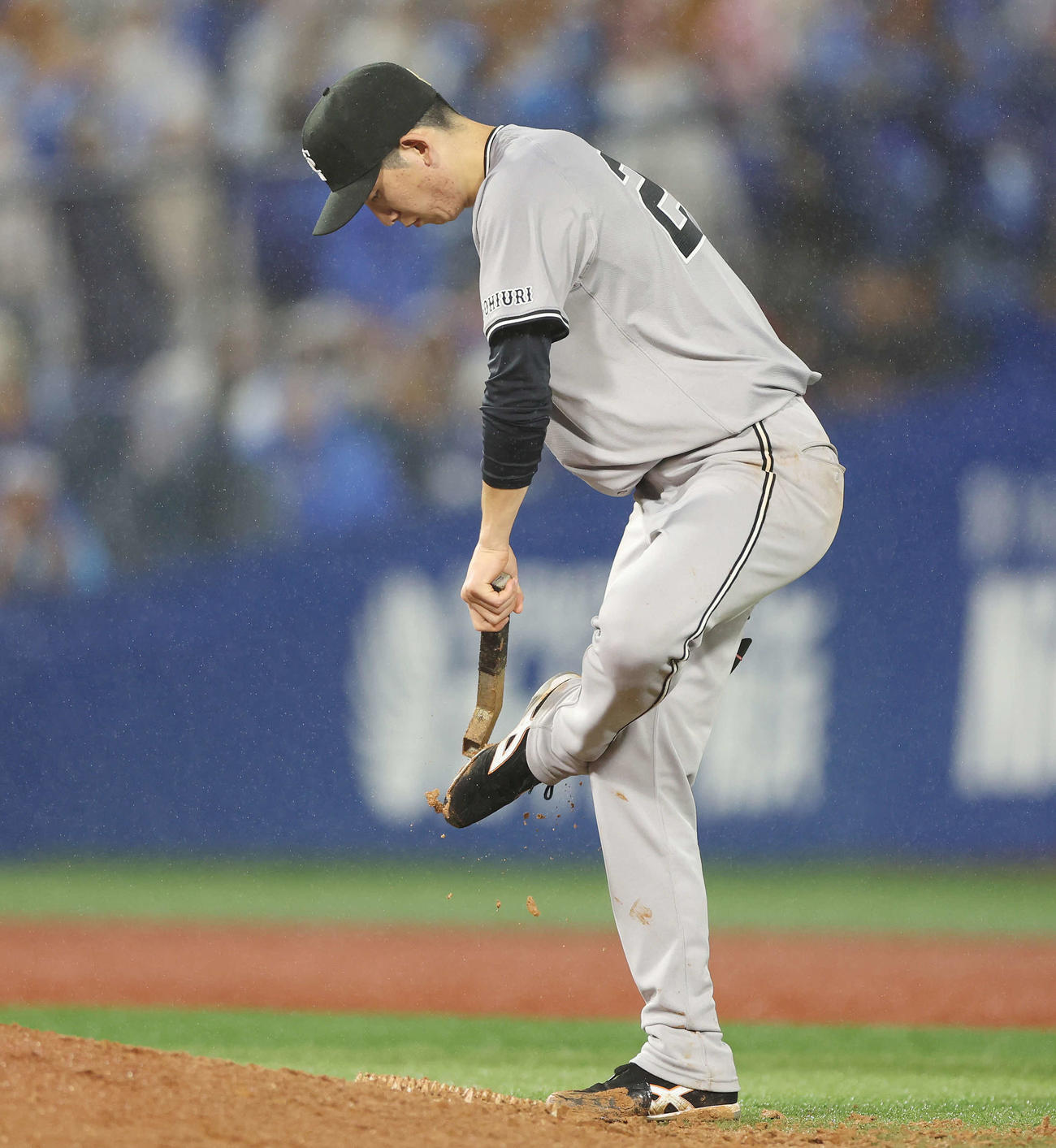 DeNA対巨人　スパイクに付いた土をたたき落とす巨人戸郷（撮影・宮地輝）