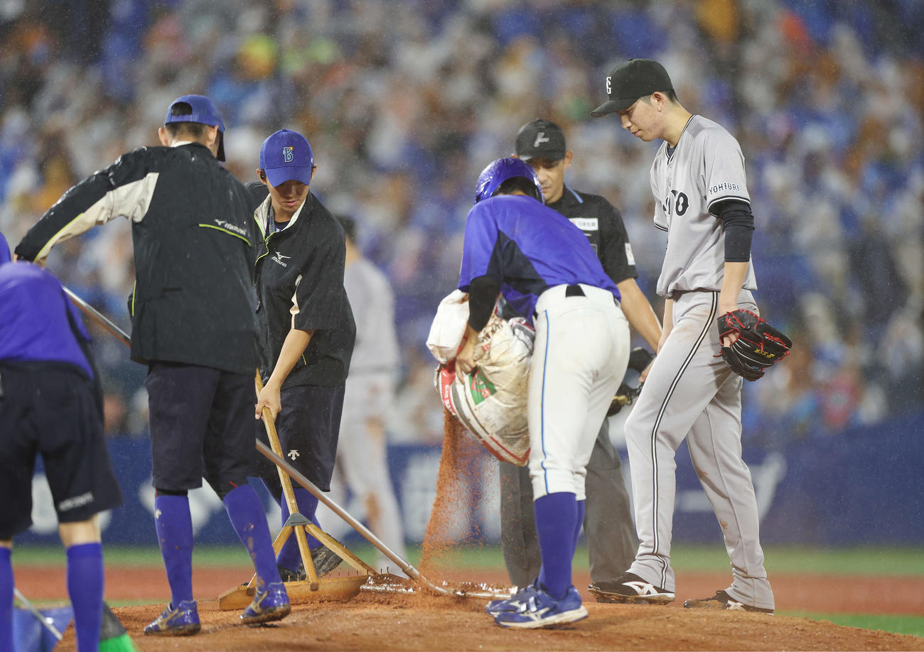 DeNA対巨人　4回裏、マウンドに土を入れてもらう巨人戸郷（撮影・宮地輝）