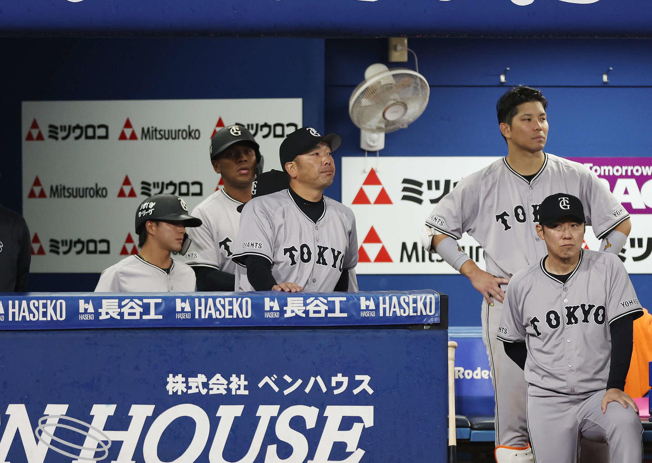 DeNA対巨人　敗れて厳しい表情の巨人阿部監督（中央）（撮影・宮地輝）