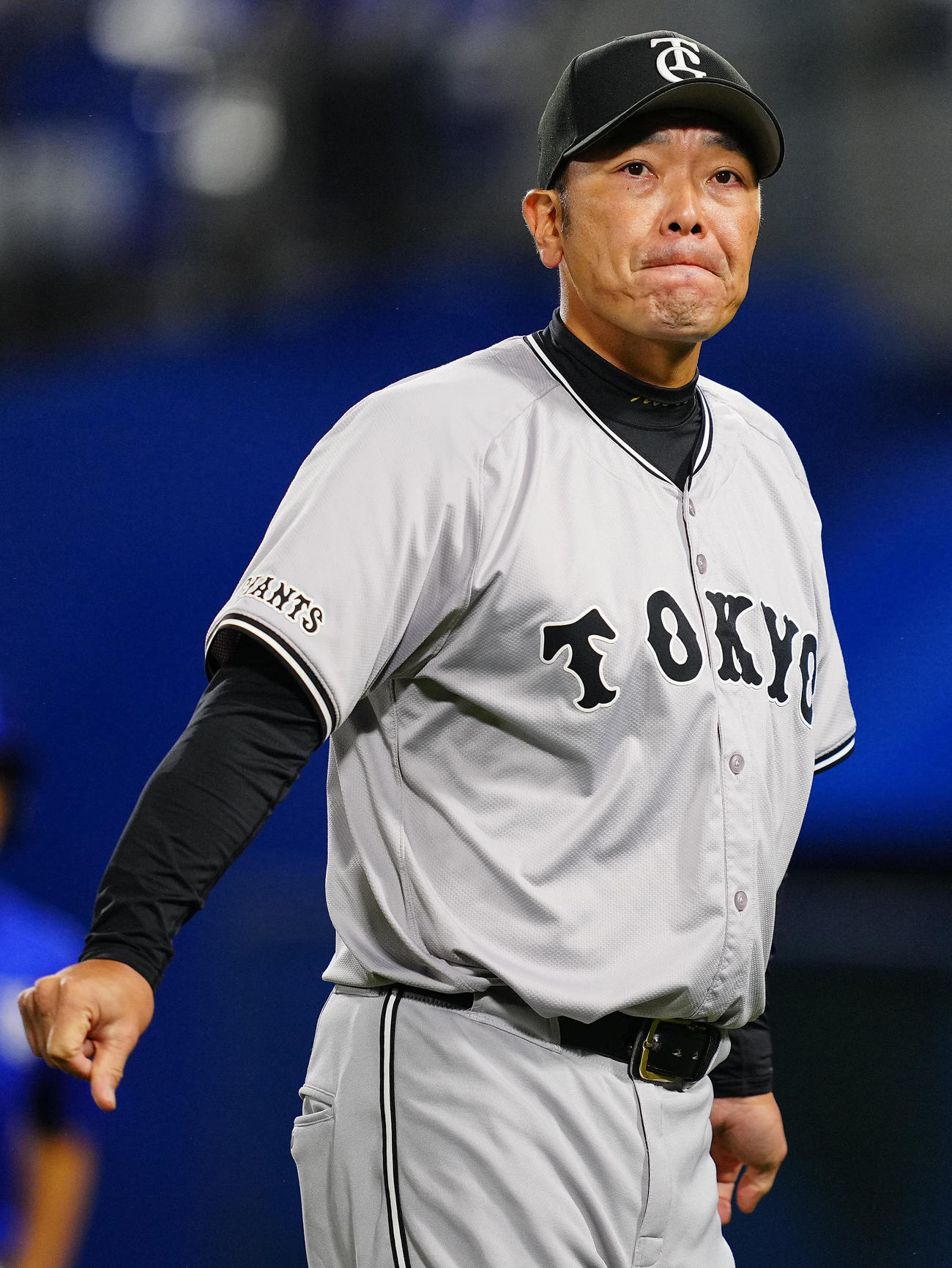 DeNA対巨人　8回表の攻撃も無得点で終え交代を告げた巨人阿部監督は厳しい表情を見せる（撮影・垰建太）