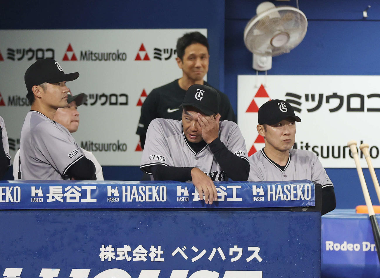 DeNA対巨人　ベンチで頭を抱える巨人阿部監督（中央）（撮影・宮地輝）