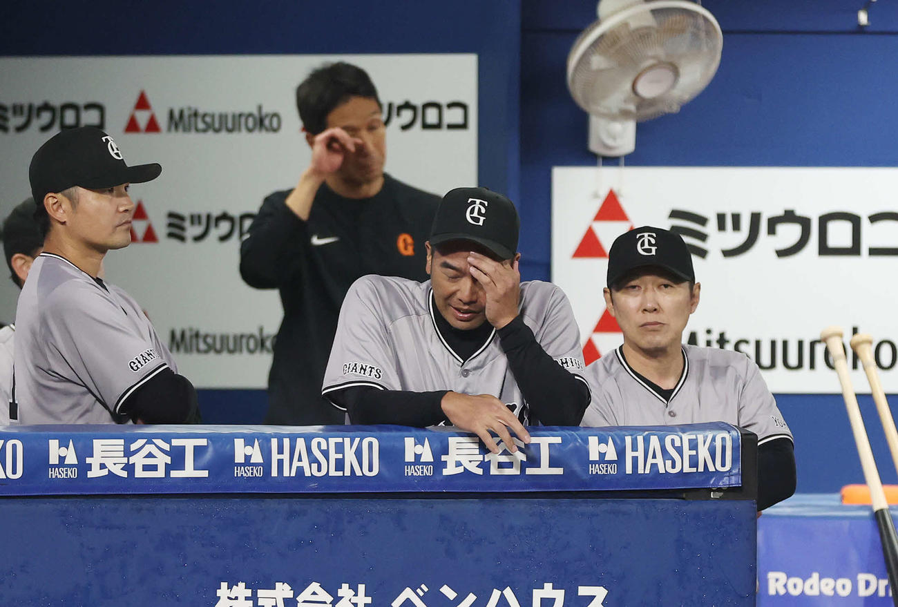 DeNA対巨人　ベンチで頭を抱える巨人阿部監督（中央）（撮影・宮地輝）