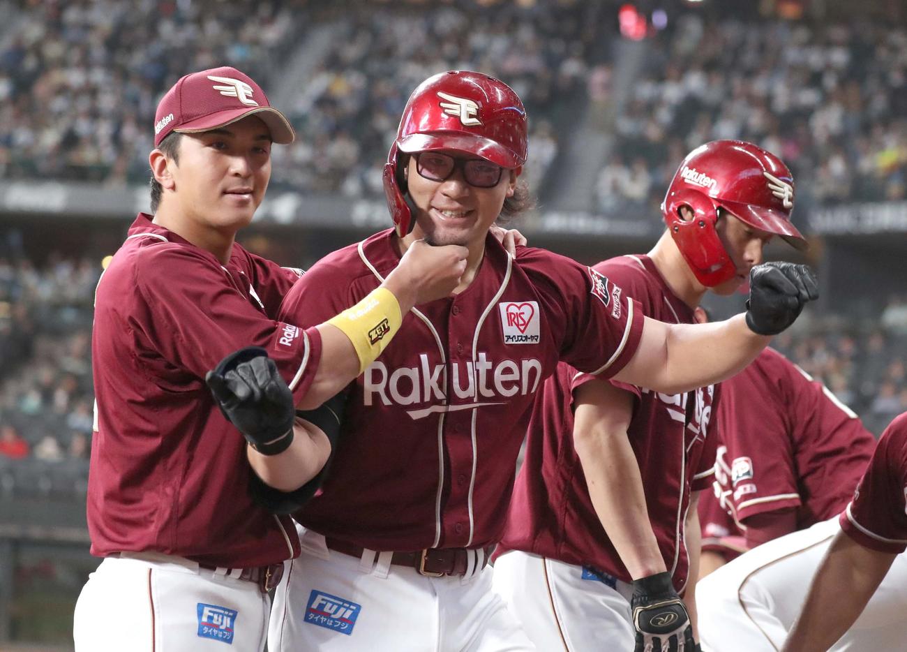 日本ハム対楽天　1回表楽天2死一、二塁、右越え3点本塁打を放った安田は山田にあごを触られポーズをとる（撮影・黒川智章）