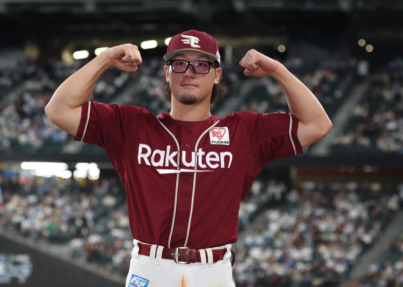 日本ハム対楽天　試合後、ポーズをとる安田（撮影・黒川智章）
