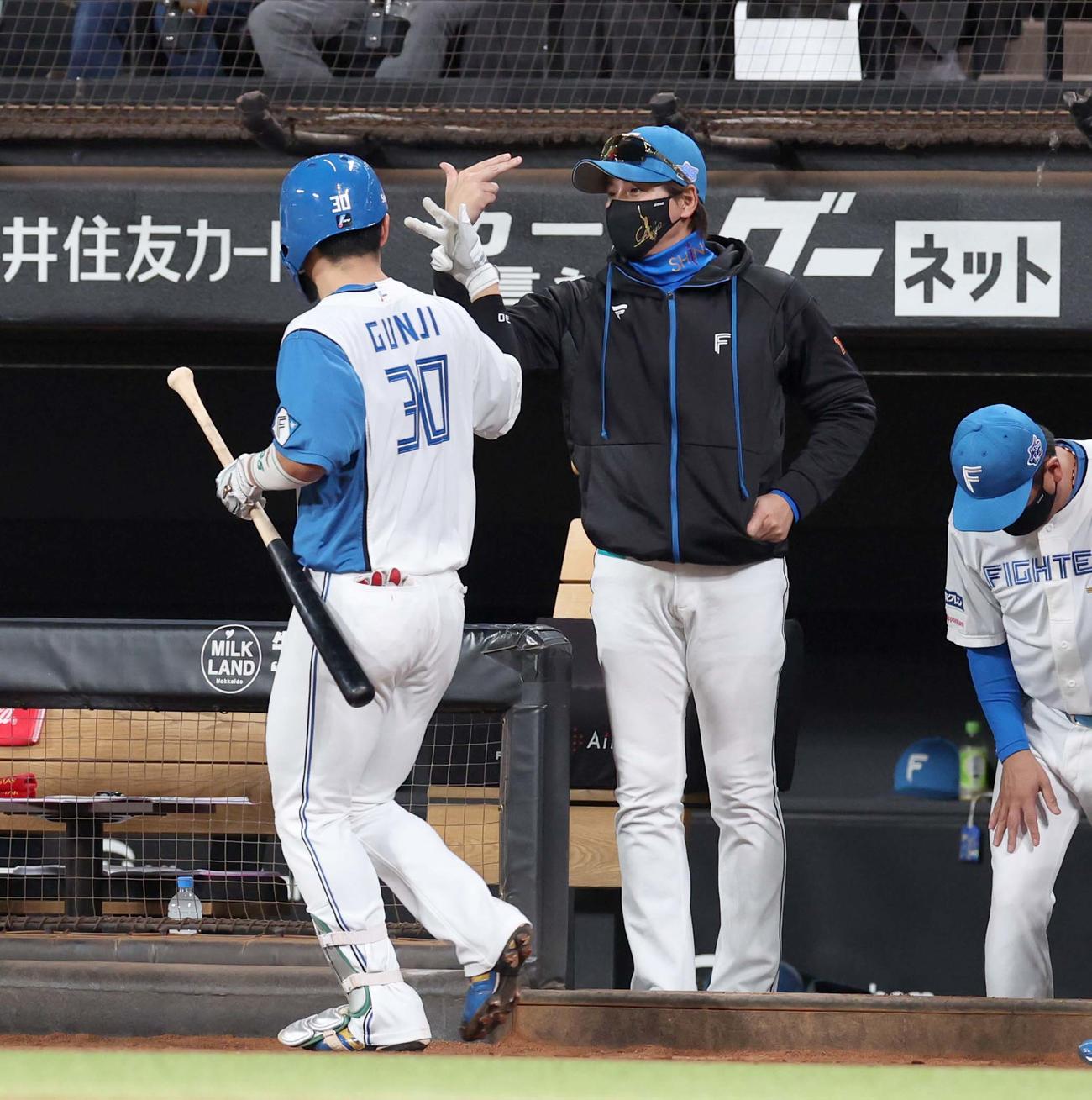 日本ハム対楽天　3回裏日本ハム1死、左越え本塁打を放った郡司を出迎える新庄監督（撮影・黒川智章）