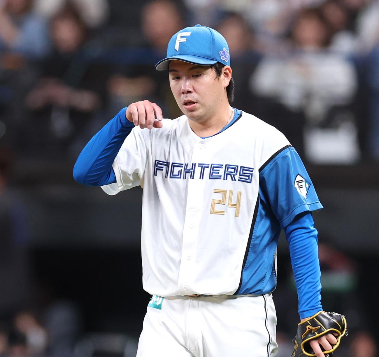 日本ハム対楽天　8回表、汗を拭く金村（撮影・黒川智章）
