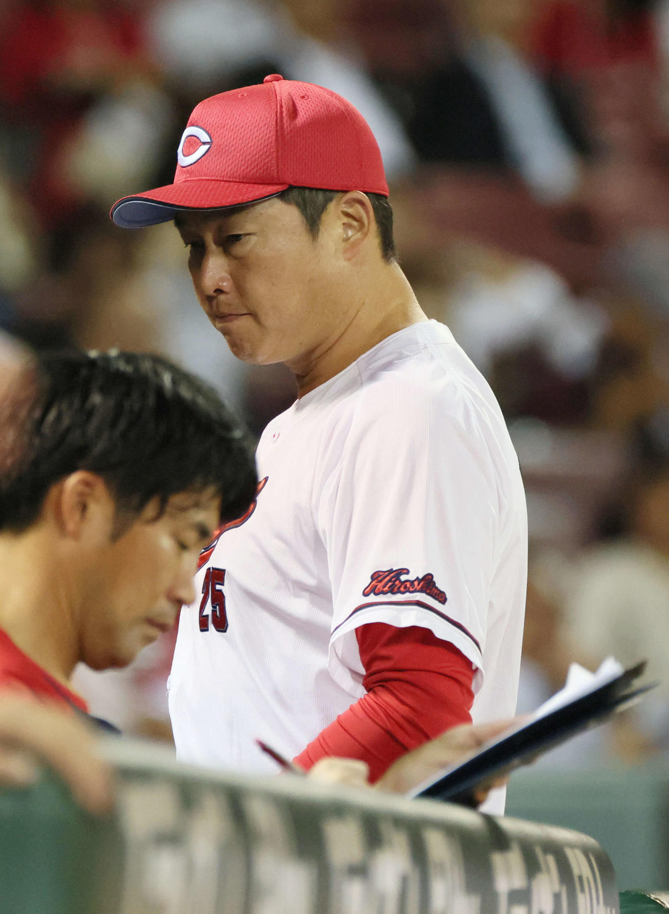 広島対ヤクルト　5回裏終了時、交代を告げる新井監督（撮影・加藤孝規）