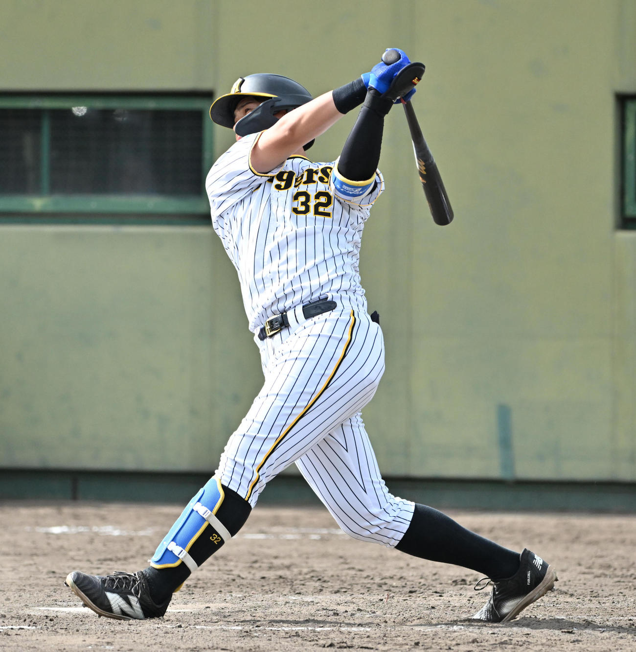 阪神対ソフトバンク　5回裏阪神1死、井上は左中間に本塁打を放つ（撮影・石井愛子）