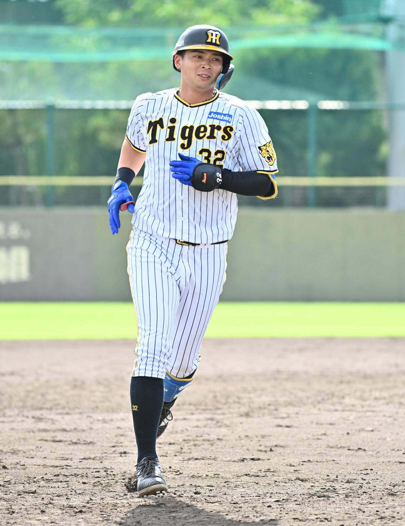 阪神対ソフトバンク　5回裏阪神1死、井上は左中間越え本塁打を放つ（撮影・石井愛子）