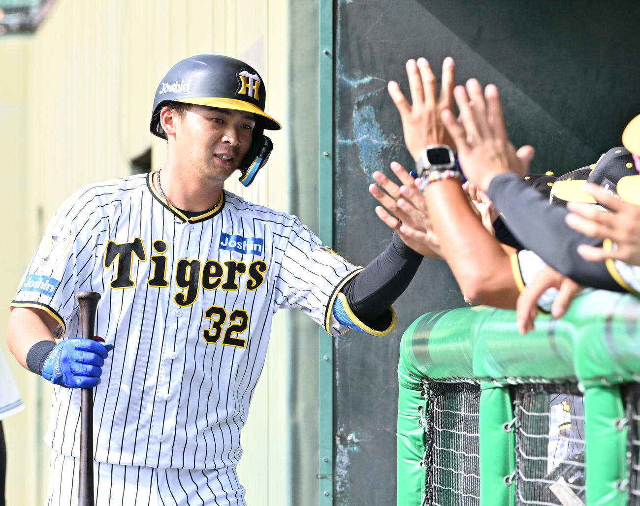 阪神対ソフトバンク　5回裏阪神1死、井上は本塁打を放ちナインに迎えられる（撮影・石井愛子）