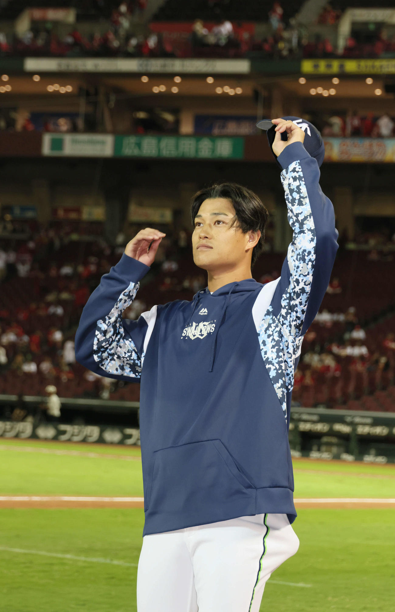 広島対ヤクルト　ファンの声援に応える高橋（撮影・加藤孝規）