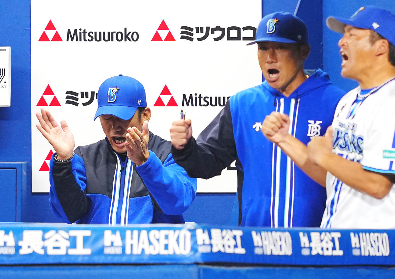 DeNA対巨人　巨人に勝利の瞬間力強く手をたたくDeNA三浦監督（左）（撮影・垰建太）