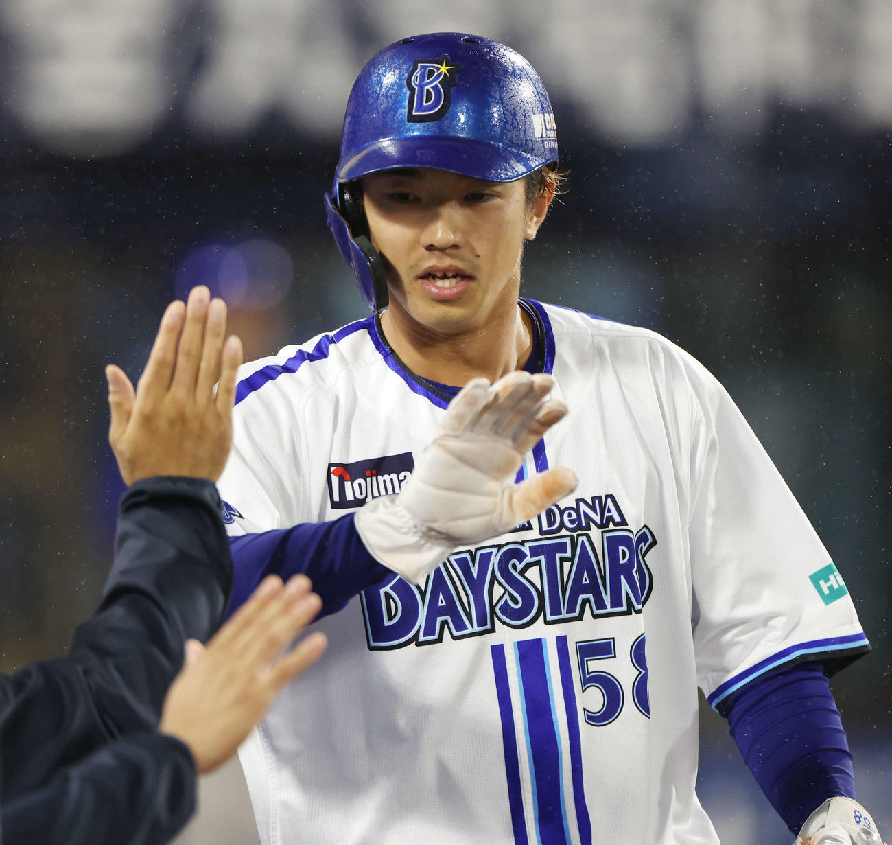 DeNA対巨人　3回裏DeNA1死三塁、佐野の二ゴロで生還しタッチを交わす梶原（撮影・宮地輝）