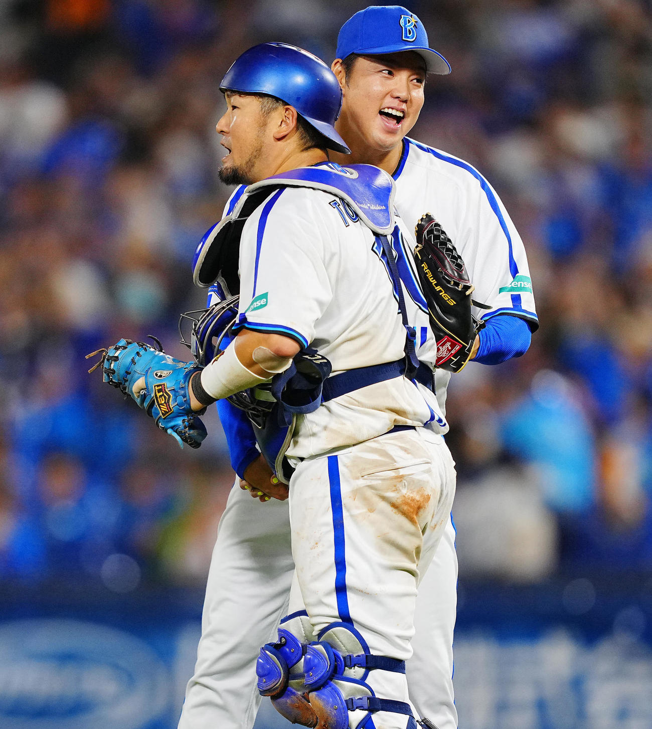 DeNA対巨人　巨人に勝利し笑顔で握手を交わすDeNA森原（右）と戸柱（撮影・垰建太）