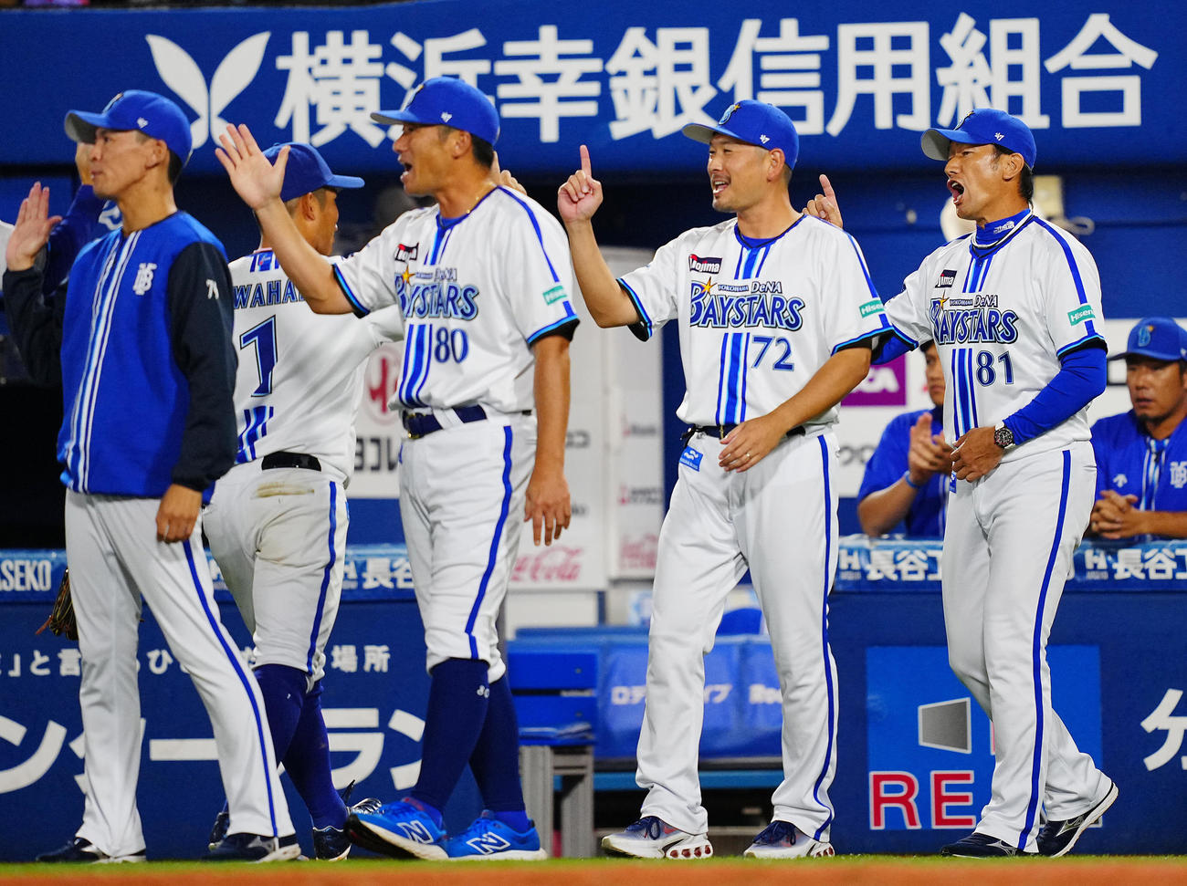 DeNA対巨人　巨人に勝利しナインを出迎えるDeNA三浦監督（右）（撮影・垰建太）