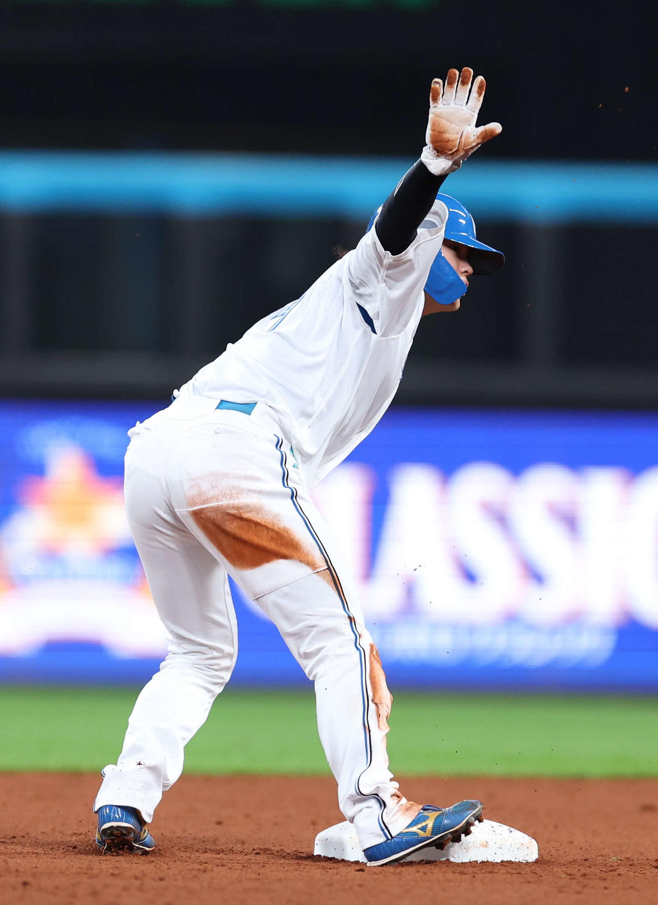 日本ハム対楽天　5回裏日本ハム無死一塁、盗塁を決める田宮（撮影・黒川智章）