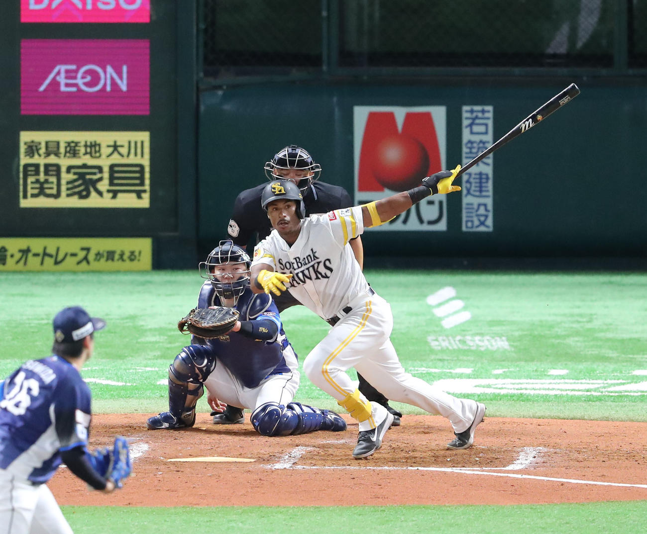 ソフトバンク対西武　7回裏ソフトバンク2死、ダウンズは左前打を放つ（撮影・梅根麻紀）