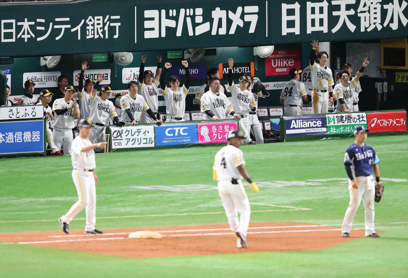 ソフトバンク対西武　7回裏ソフトバンク2死、ダウンズは左前安打を放つ、ナインは来日初安打に大喜び（撮影・梅根麻紀）