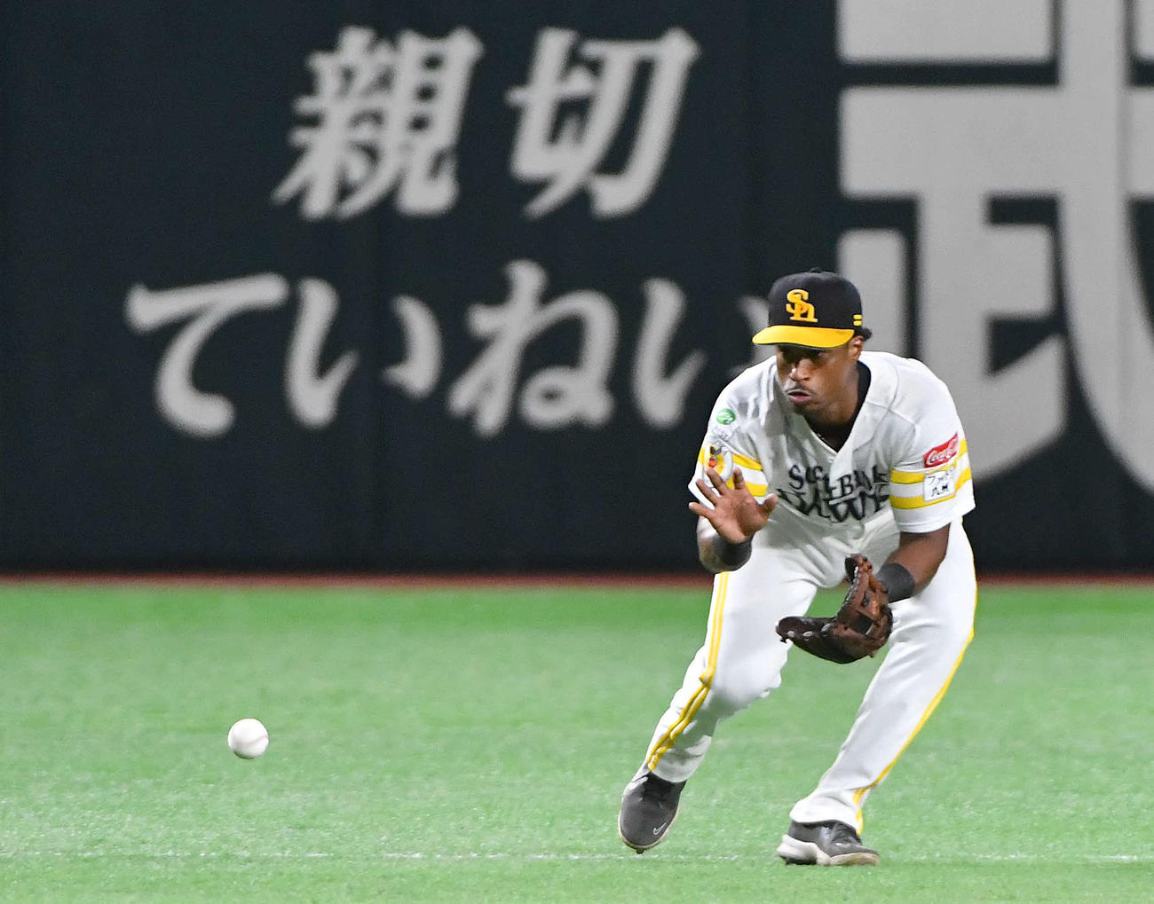 ソフトバンク対西武　7回表西武無死、野村の遊ゴロを処理するダウンズ（撮影・岩下翔太）