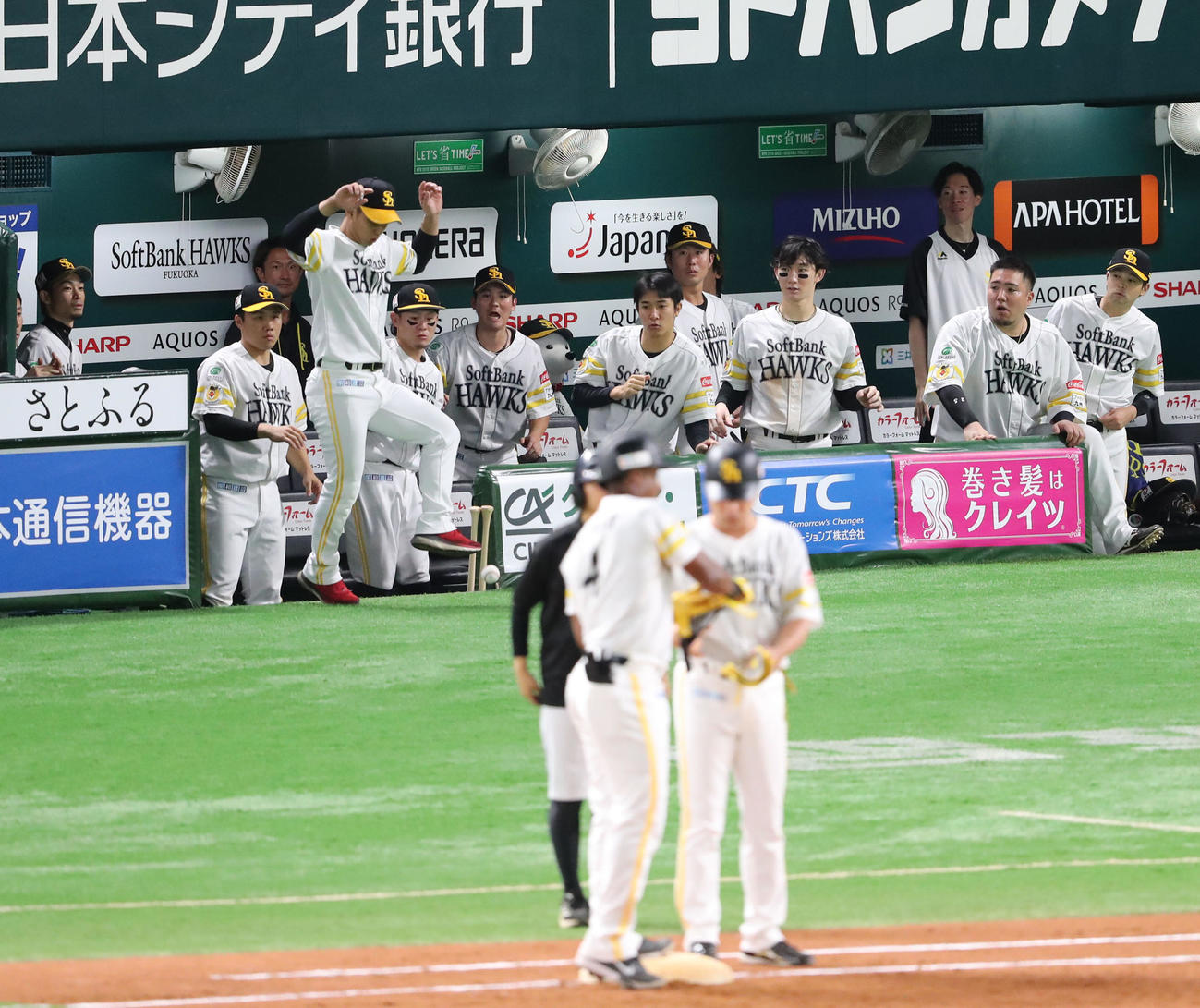 ソフトバンク対西武　7回裏ソフトバンク2死、ダウンズは左前安打を放つ、来日初安打で返球される（撮影・梅根麻紀）