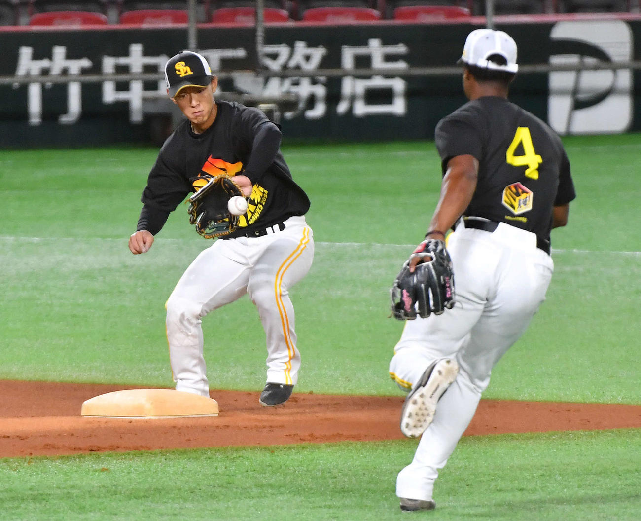 ソフトバンク対西武　ノックでダウンズ（右）と併殺の練習を行う今宮（撮影・岩下翔太）