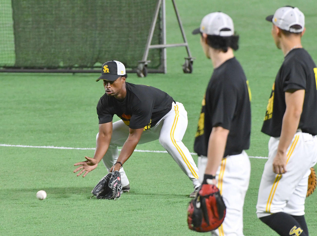 ソフトバンク対西武　二塁でノックを受けるダウンズ（撮影・岩下翔太）