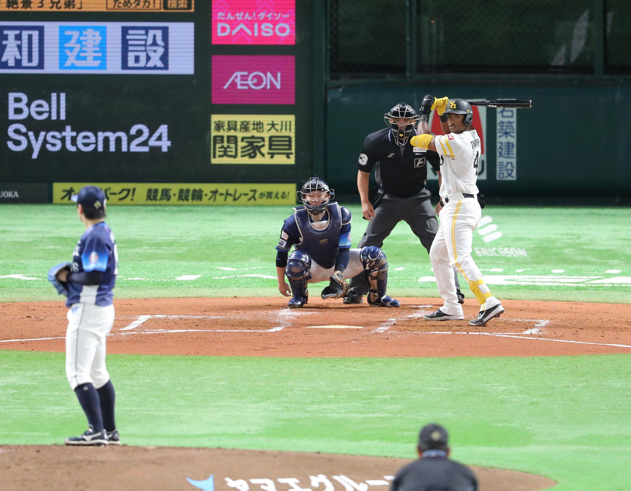 ソフトバンク対西武　2回裏ソフトバンク2死一塁、ダウンズは空振りの三振（撮影・梅根麻紀）