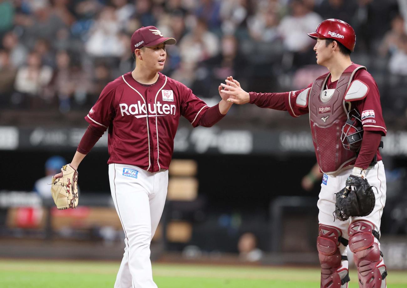 日本ハム対楽天　5回裏、無失点に抑え太田（右）とタッチする藤井（撮影・黒川智章）