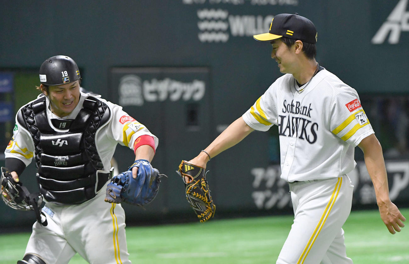 ソフトバンク対西武　6回表を無失点に抑えた和田（右）は、甲斐と笑顔でグラブタッチしながらベンチへ戻る（撮影・岩下翔太）