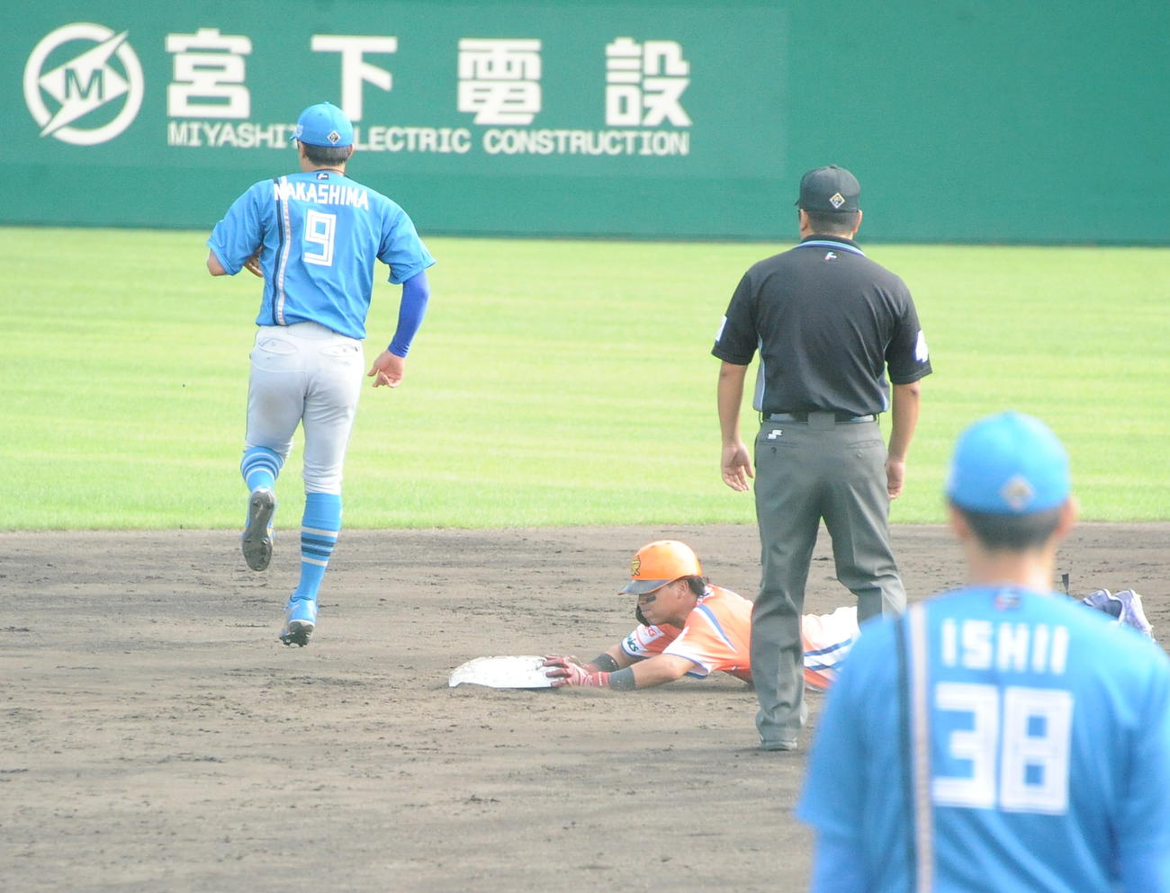 オイシックス対日本ハム　5回裏、右中間にヒットを放ちヘッドスライディングで二塁に到達するオイシックス知念（撮影・小林忠）