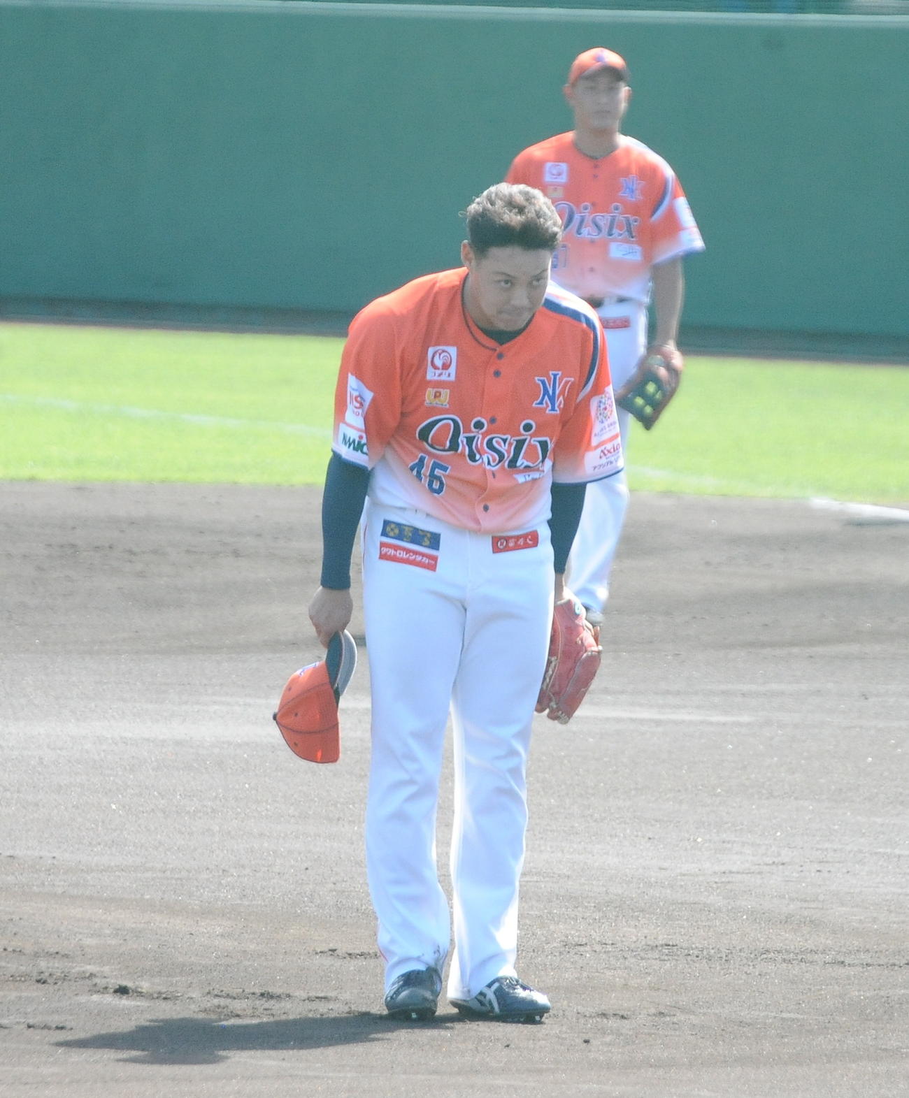 オイシックス対日本ハム　現役ラスト登板を終え、日本ハムベンチにもあいさつするオイシックス前川（撮影・小林忠）