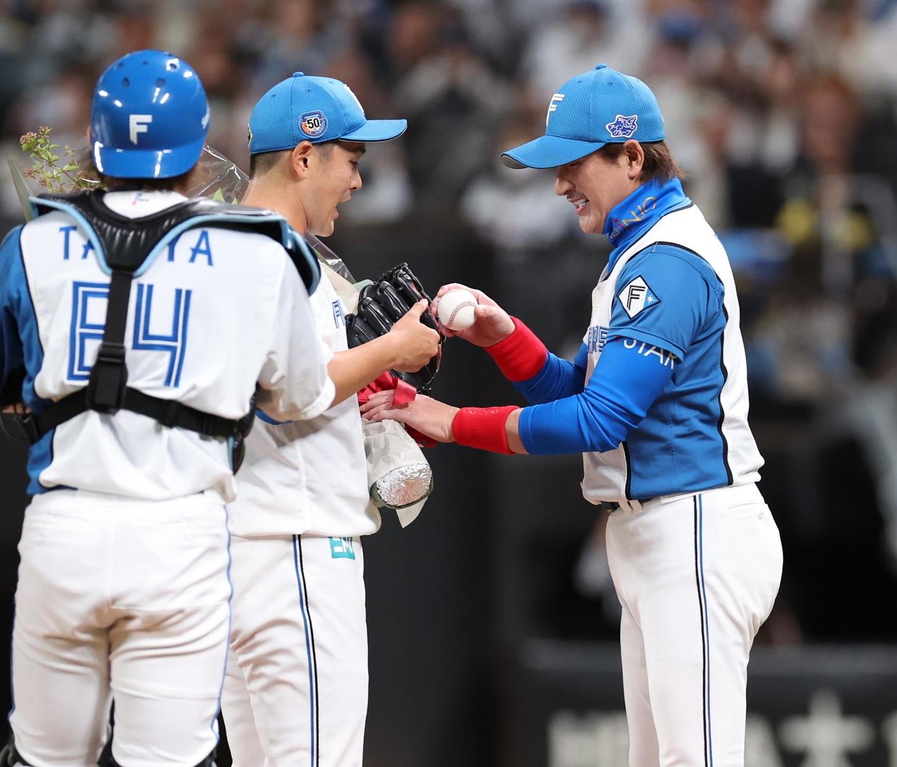 日本ハム対楽天　1回表、鍵谷に記念球を渡す新庄監督（撮影・黒川智章）