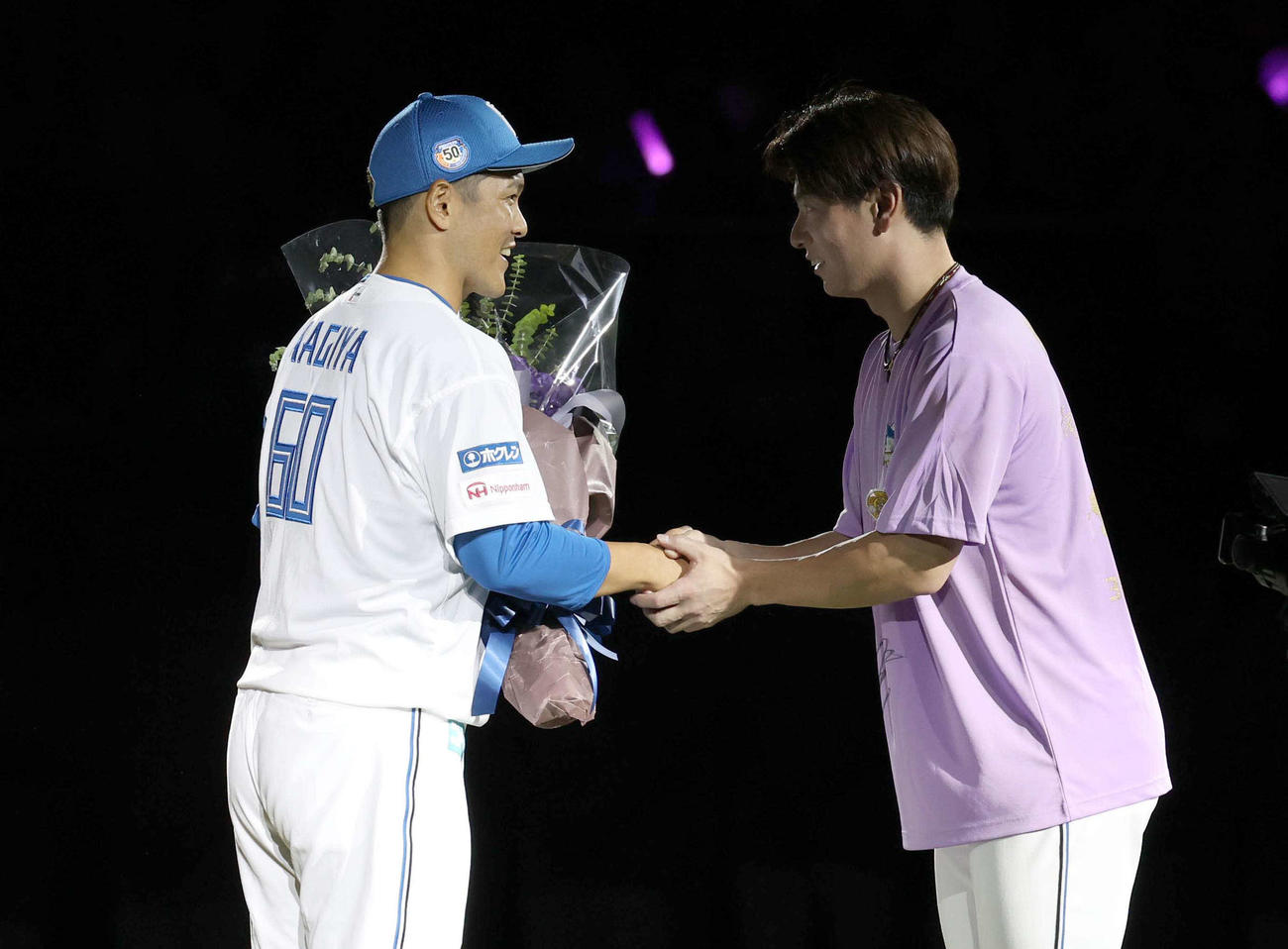 引退セレモニーで松本剛から花束を受け取る鍵谷（撮影・黒川智章）