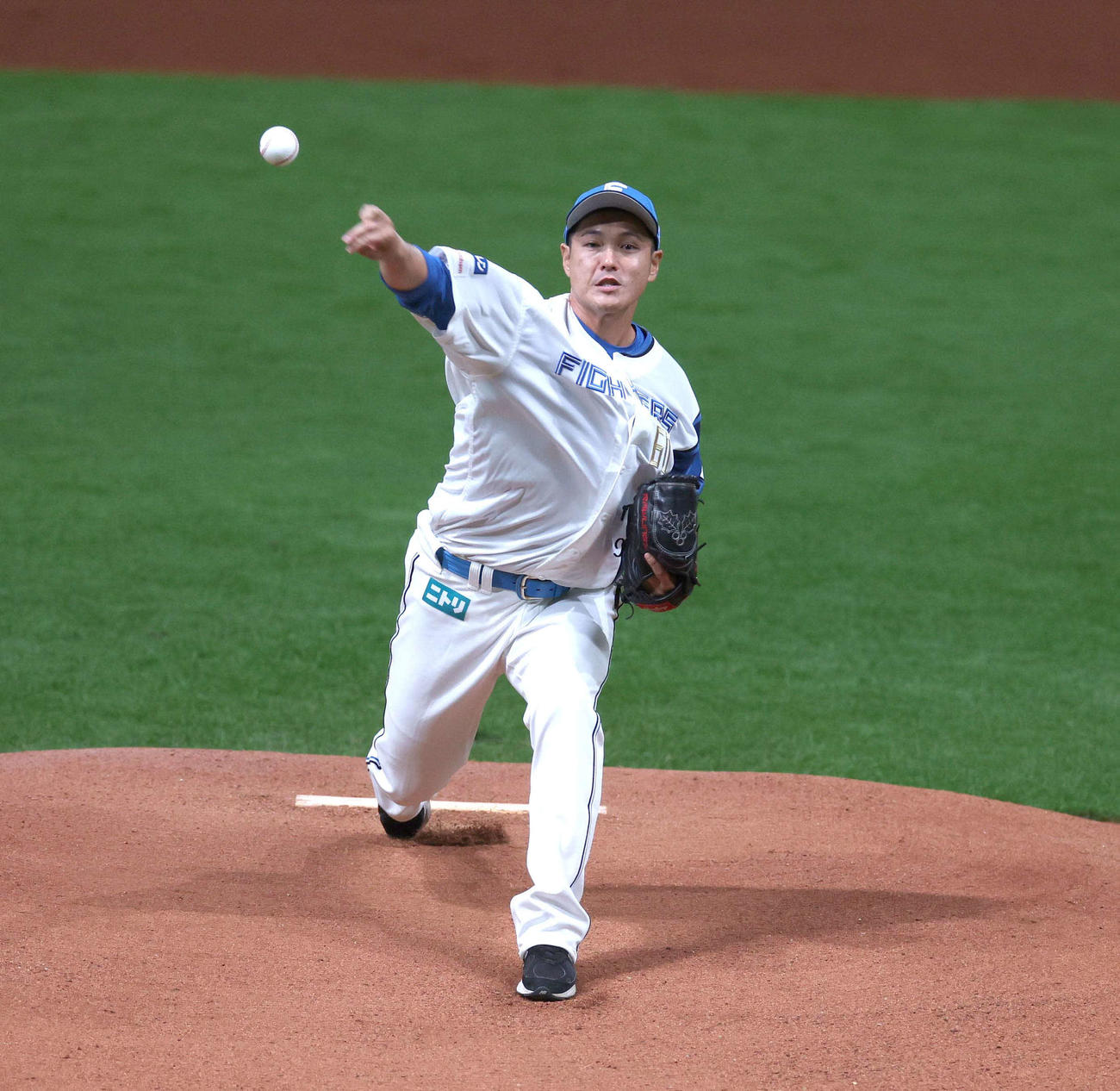 引退セレモニーで最後の投球をする鍵谷（撮影・黒川智章）