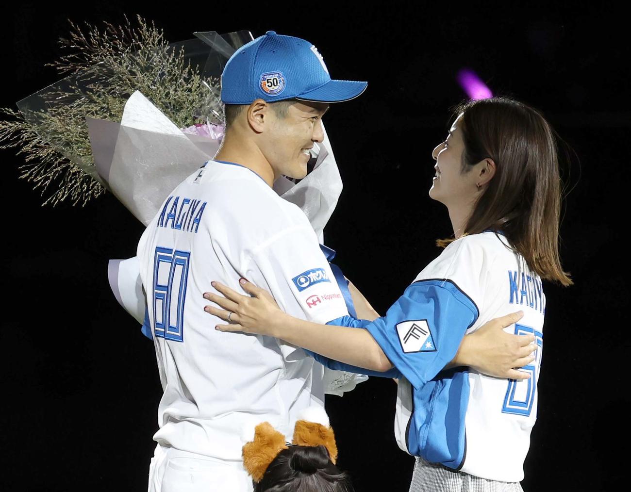 引退セレモニーで家族から花束を受け取る鍵谷（撮影・黒川智章）