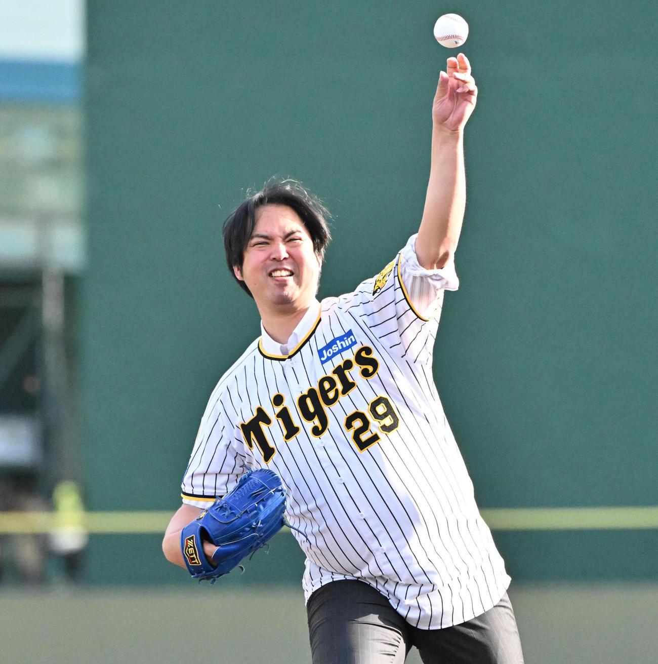 ファイナルピッチセレモニーで終球式を務める井川慶氏（撮影・石井愛子）